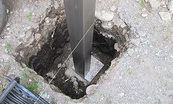 まず柱の入る穴を掘ります