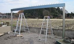 テリオスポート�Uの水下側の桁と柱を組み上げコンクリートで固定